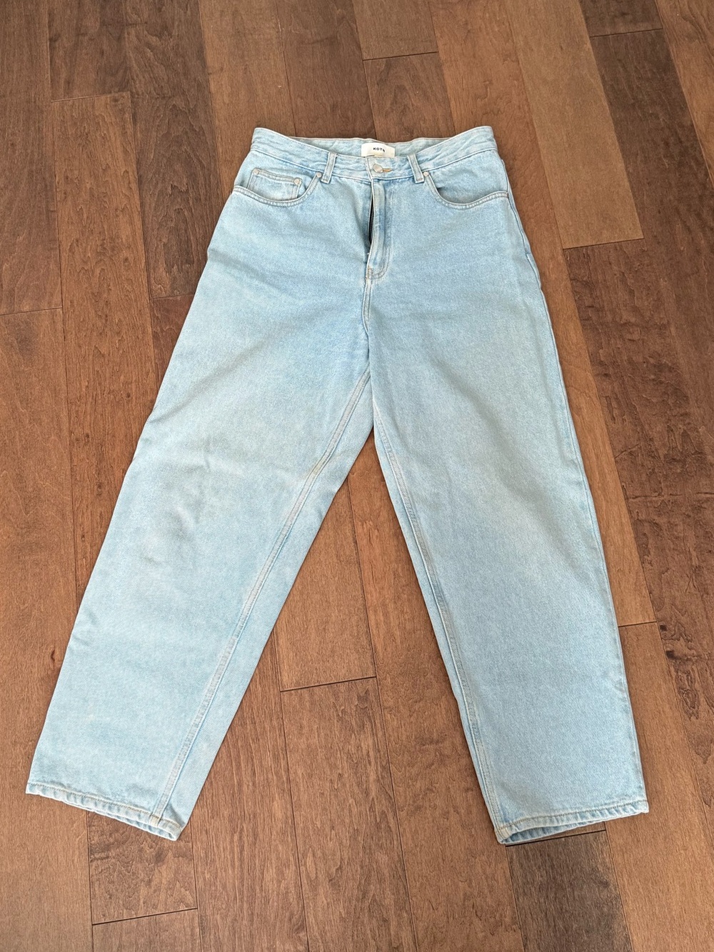 KOTN Light Wash High-Rise Anti Fit Jeans
